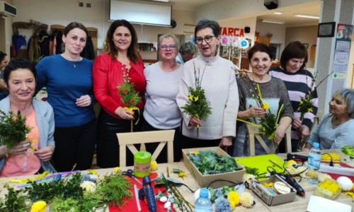 Wielkanocne ozdoby przygotowane przez seniorów, do nabycia podczas kiermaszu na rzecz Zuzi Jaworek