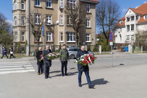 Składanie kwiatów pod murem Pamięci