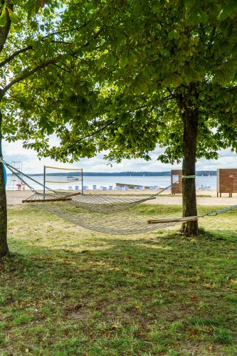 Leżaki na plaży miejskiej