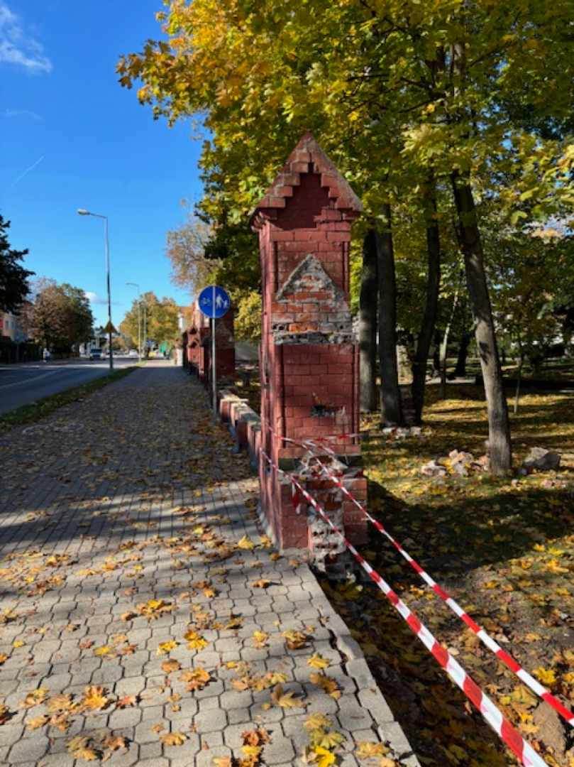 Ogrodzenie szpitala przed renowacją